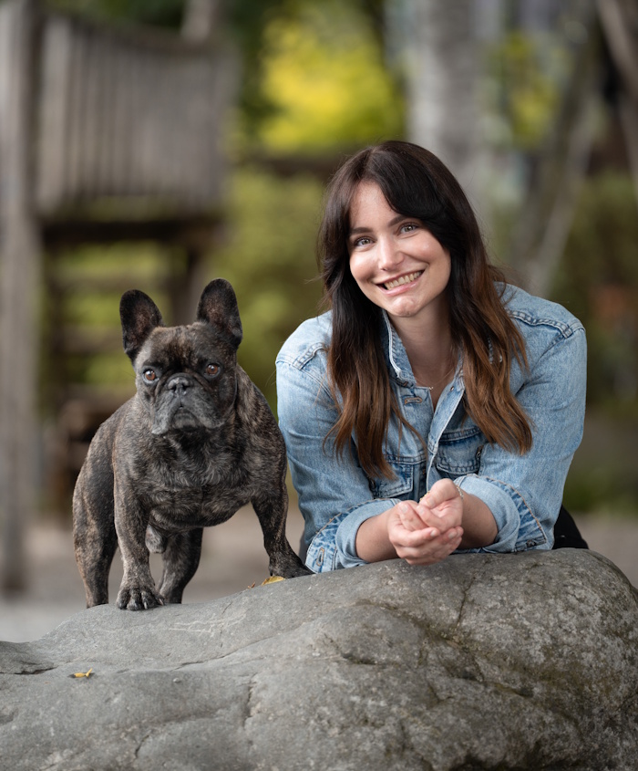Chiara Bischof mit ihrem Hund