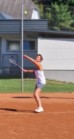 Kerstin Nusser am Tennisplatz beim Aufschlag